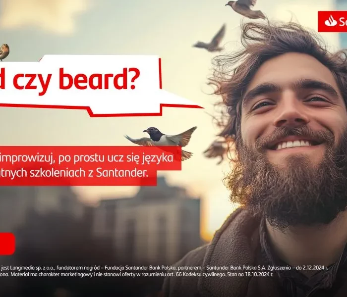 Na obrazie widoczna jest reklama Santander Bank Polska promująca bezpłatne szkolenia językowe. Głównym elementem jest zdjęcie uśmiechniętego młodego mężczyzny z bujną brodą i kręconymi włosami, wokół którego latają małe ptaki. Reklama zawiera grę słów w języku angielskim "Bird czy beard?" (ptak czy broda?). Tekst na obrazie głosi: "Nie improwizuj, po prostu ucz się języka na bezpłatnych szkoleniach z Santander." W dolnej części znajduje się czerwony przycisk "Sprawdź" oraz drobny tekst informujący o organizatorze konkursu (Langmedia sp. z o.o.), fundatorze nagród (Fundacja Santander Bank Polska) i terminie zgłoszeń (do 2.12.2024 r.). Całość utrzymana jest w charakterystycznej dla Santander kolorystyce czerwono-białej, a tło zdjęcia jest rozmyte z widocznym zarysem budynku. W prawym górnym rogu znajduje się logo Santander oraz eTutor.