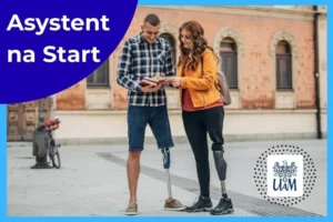 Dwójka studentów z protezami nóg rozmawia i trzyma książkę. Grafika promuje program Asystent na Start UAM dla osób z niepełnosprawnościami.