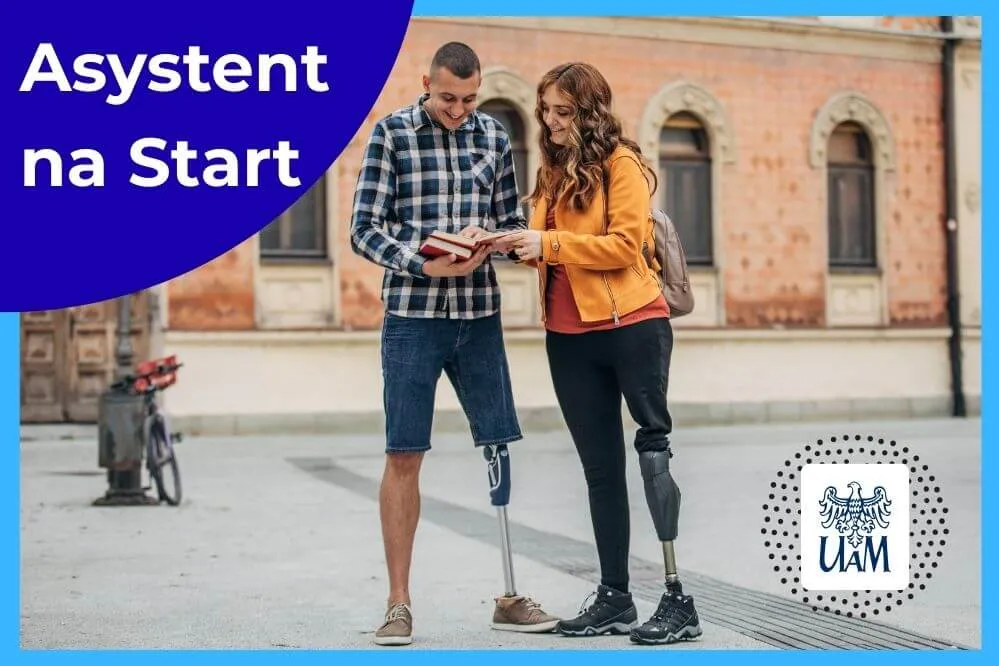 Dwójka studentów z protezami nóg rozmawia i trzyma książkę. Grafika promuje program Asystent na Start UAM dla osób z niepełnosprawnościami.