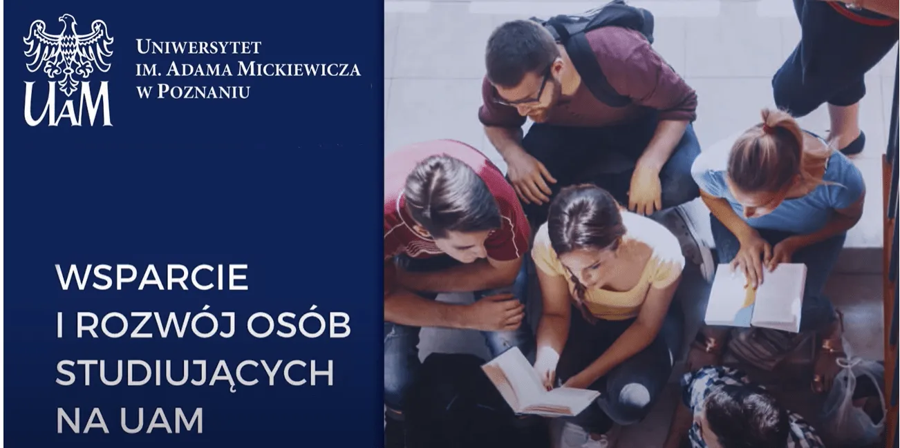 Grupa studentów UAM 2025 czyta książki, symbol wsparcia i rozwoju na uczelni