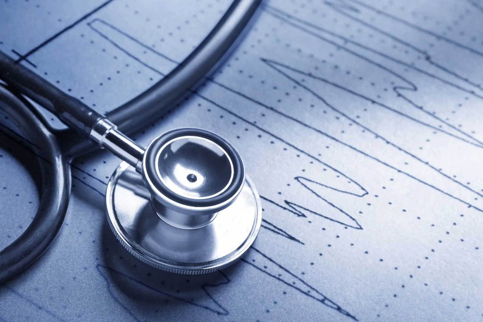 Stetoskop na tle wykresu EKG symbolizujący zdrowie i profilaktykę medyczną NFZ.