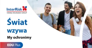 Troje uśmiechniętych studentów idzie razem. Obok logo InterRisk i hasło ubezpieczenia EDU Plus: Świat wzywa, My ochronimy.