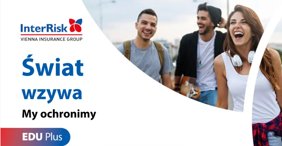 Troje uśmiechniętych studentów idzie razem. Obok logo InterRisk i hasło ubezpieczenia EDU Plus: Świat wzywa, My ochronimy.