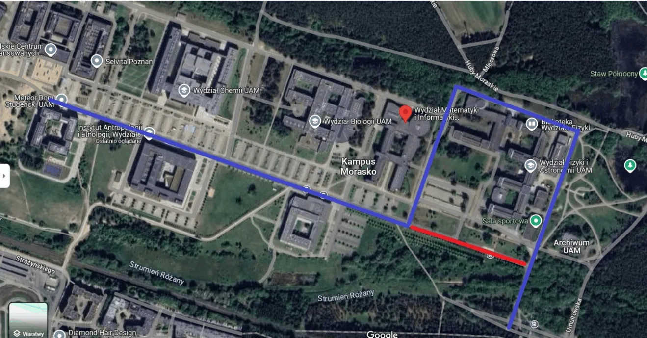 Mapa Kampusu Morasko z zaznaczonym na czerwono zamkniętym odcinkiem przy Wydziale Fizyki oraz niebieską trasą objazdu prowadzącą wokół budynków.