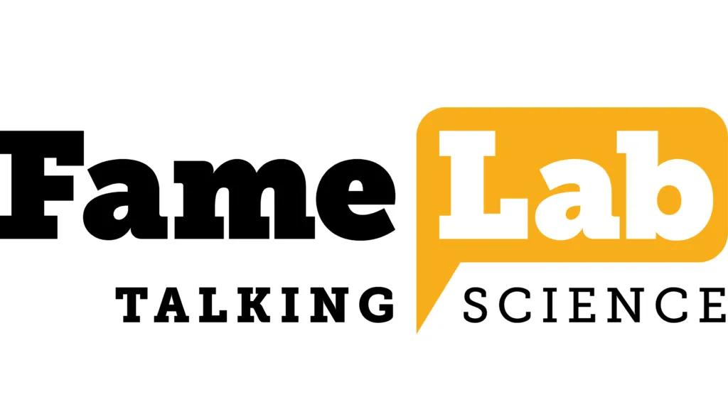 Oficjalne logo konkursu FameLab Talking Science z czarnym napisem Fame i białym Lab umieszczonym w pomarańczowym dymku dialogowym na jasnym tle.